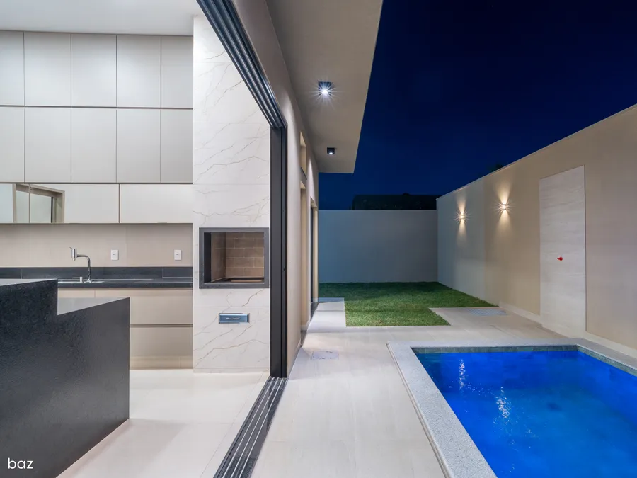 Piscina iluminada à noite